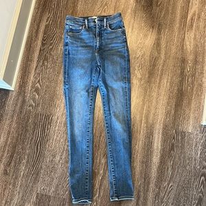Dark wash high rise skinny jeans Denim forum size 26! Only worn a few times!